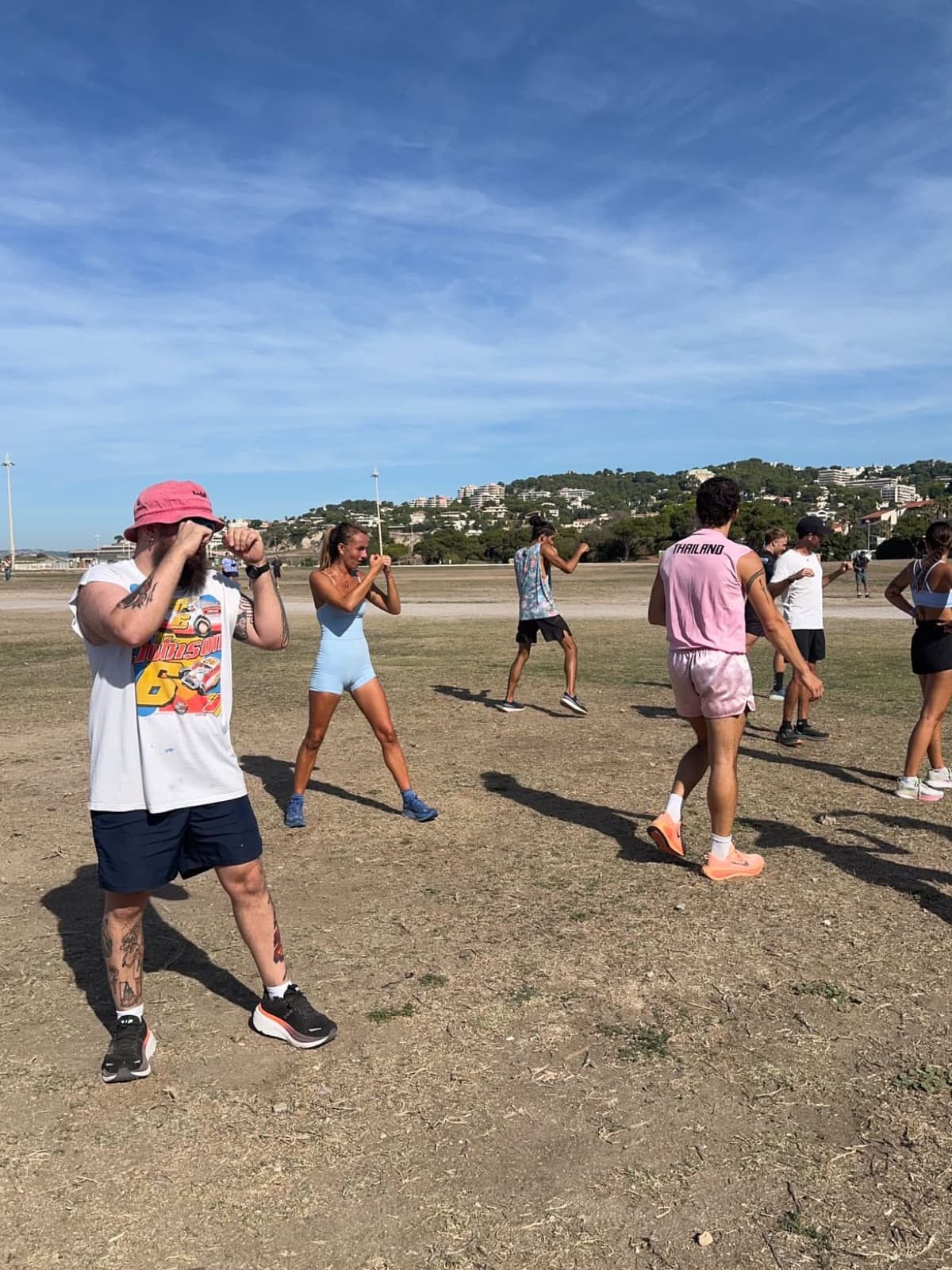 Shadow boxing en groupe, collines de Marseille en fond